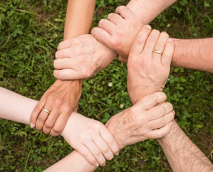 mani di una famiglia